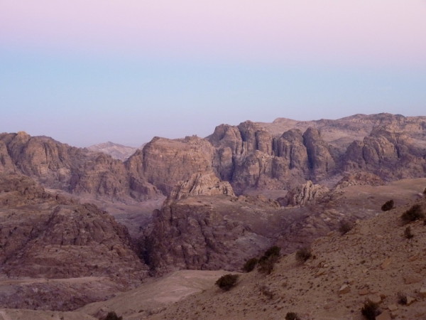 Die Berge von Petra im Abendlicht