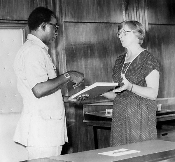 Buchübergabe an Vice Chancellor Professor Kwami, März 1983