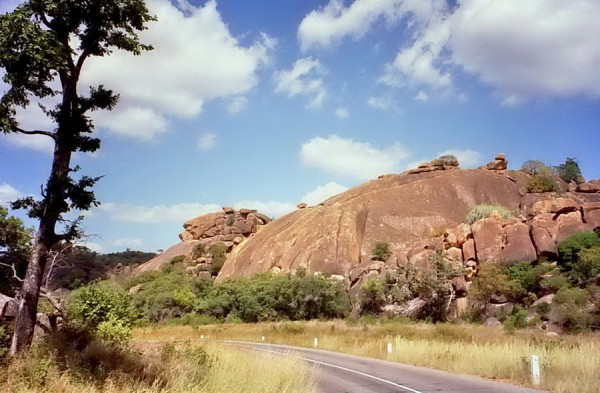 Straße zum Matobo National Park im April 1992