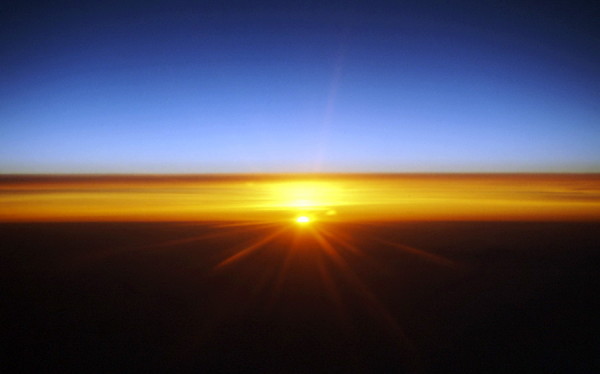 Sonnenaufgang in 10.000 Meter Höhe auf dem Rückflug