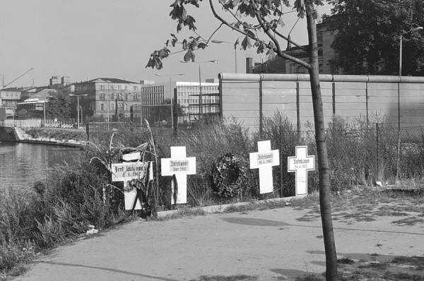 Zur Erinnerung an die Toten an der Mauer in Westberlin, 1973