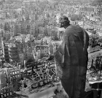 Eine Kamera klagt an - Dresden nach der Bombardierung im Februar 1945a klagt an_1949