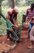 CEB Produktion in Muranga, Einfüllen der Pressmasse, 1989