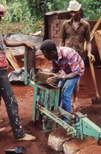 CEB Produktion in Muranga, fertiger Lehmstein, 1989