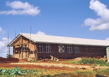 Schule aus Lehmsteinen in der Kangemi Mission, 1990