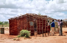 Traditionelle Bauweise in Nair Mirino in Nordkenia, 1990