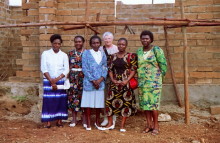 Mit den Frauen vor ihren Häusern in Embu, 1993