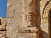 Korinthisches Kapitell am Fuss der Säulen