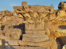 Säulenkapitell am Cardo Maximus