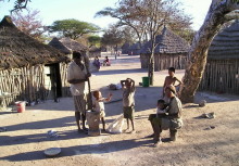Dorfleben auf Ombili, 2004