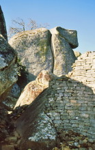Steinmauern in den Felsen